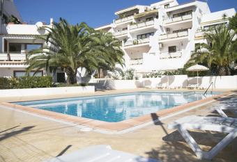 El Pino 103 allows 18 year olds to book a room