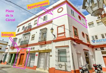 Plaza de C  rcel 3-bedroom Apartment has rooms with a private hot tub