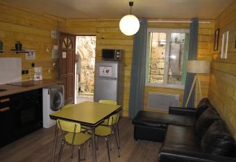 Appartement T1 bis cosy avec patio 17 BIS has Balcony rooms