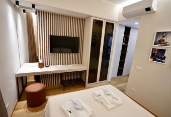 ARBITER SUITE Milano has rooms with a private hot tub