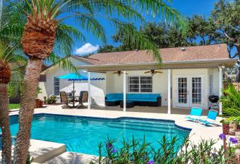 #5 Spectacular large 3 bedroom retreat with heated pool and HighSpeed Wi-Fi in Largo has Balcony rooms