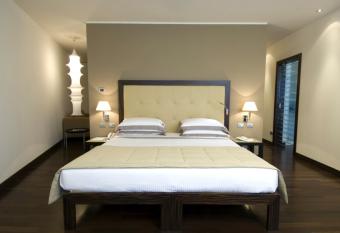 Hotel Cruise has rooms with a private hot tub