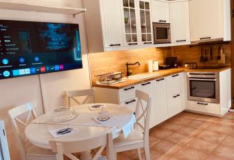 Lux House next to the Airport of Athens. Transport 24h has Balcony rooms