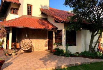 Casa ao Estilo Serrano na Grande Porto Alegre - Ref  gio da Paz allows 18 year olds to book a room