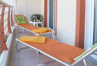 CozyLuxuryApartment has rooms with a private hot tub