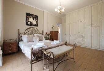 Villa Aelia has rooms with a private hot tub