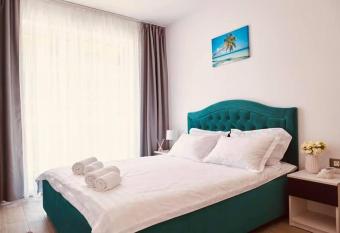 Apartament M&V Alezzi Beach Resort Pool Spa has rooms with a private hot tub