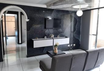 APARTAMENTO HERMOSO VACACIONAL Y FAMILIAR CERCA A MEDELLIN RNT 121972 has rooms with a private hot tub