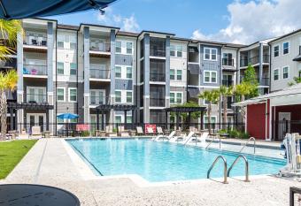 K&M Spire Oasis Near Charleston & CHS 2 King has Balcony rooms