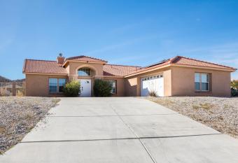 NEW! Yucca Valley Oasis 3 Mi to Joshua Tree has Balcony rooms