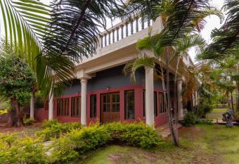 Mountain s Edge by StayVista - Mountain-View Villa with Chic Interiors, Verandah, and Indoor Activities has Balcony rooms