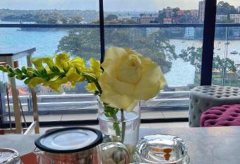 Luxurious 2 bed apartments Lavender Bay view has Balcony rooms