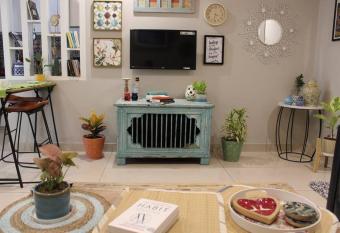 Zaniah - Lovely 1BHK with free parking on premises has Balcony rooms