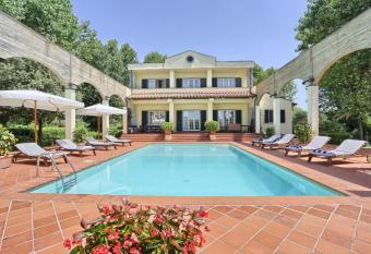 SOUTHFOX VILLA has Balcony rooms