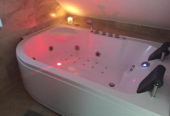 Wellness apartm  n Beavital has rooms with a private hot tub