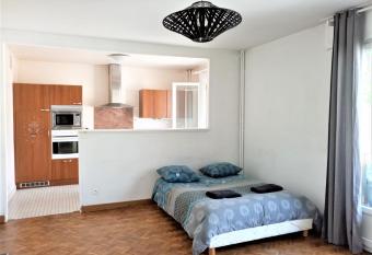 APPARTEMENT ENTIER A 2 MINUTES DU CENTRE VILLE has Balcony rooms