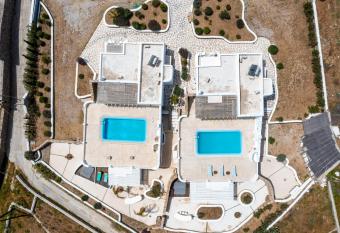 Villa Ilios Kalafatis has rooms with a private hot tub