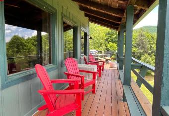 Longview Lodge has Balcony rooms