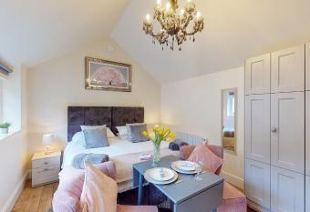 Hidden Gem Retreat allows 18 year olds to book a room