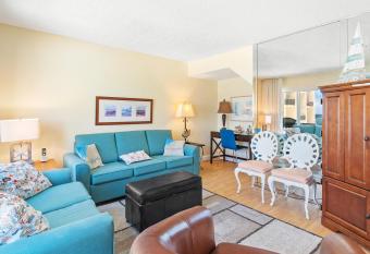 Pinnacle Port Penthouse 28 has Balcony rooms