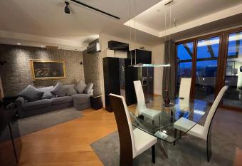 Attico con vista spettacolare e Jacuzzi has rooms with a private hot tub