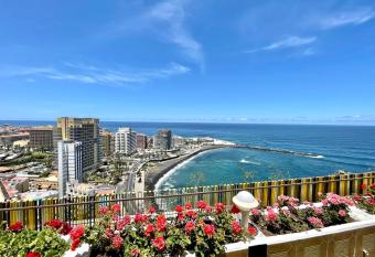 Studio with direct view of the Atlantic, heated pool, Wifi, 250 meters to the beach allows 18 year olds to book a room