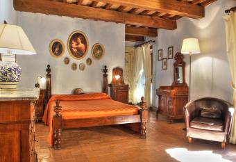 Castello Di Petroia Dimora d Epoca has rooms with a private hot tub