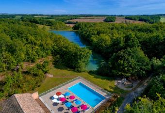 LE HAMEAU DES ETOILES allows 18 year olds to book a room