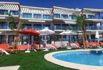 AZAHAR BEACH Apartments & Spa allows 18 year olds to book a room