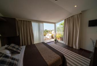 Mira Mare Sea allows 18 year olds to book a room