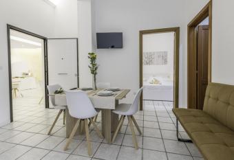 La Gemma del Salento Rooms&Apartments has rooms with a private hot tub