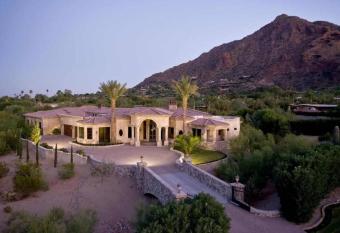 Camelback Mountain Mansion in Paradise Valley, AZ has rooms with a private hot tub