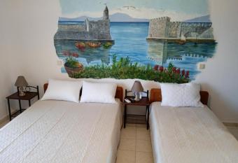 LITTLE LEPANTO has Balcony rooms