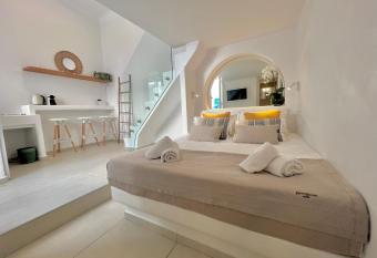 Thanos Wave Mykonos Town allows 18 year olds to book a room