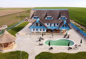 Pensiunea Dolosman has Balcony rooms