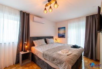 TWO BEDROOM MODERN APARTMENT near the AIRPORT has Balcony rooms