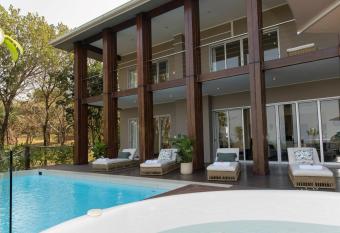 Villa Umdoni has rooms with a private hot tub