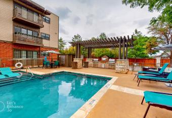 The Honey Room! has Balcony rooms