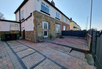 Modern 3 bedroom house, 3 Bathroom, secure parking, Wi-Fi & Garden allows 18 year olds to book a room