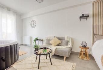 Super Appartement Cosy-Jacuzzi proche de Paris has Balcony rooms