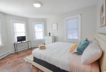 Beautiful 3 bed APT- Parking by MH allows 18 year olds to book a room