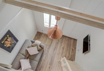 Lovely Tiny House has Balcony rooms