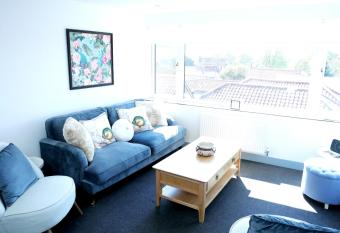 Sunset View, 2 bedrooms in the heart of Holt with parking has Balcony rooms