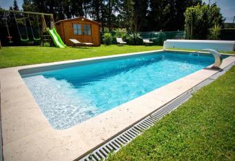 Appartement d une chambre avec piscine partagee jacuzzi et jardin clos a Avignon has rooms with a private hot tub
