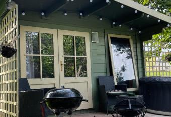 Ty Bach Twt, Coity Bach has rooms with a private hot tub