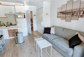 Coquet studio cabine entre mer & pin  de allows 18 year olds to book a room