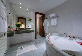 Hotel Cavalieri has rooms with a private hot tub