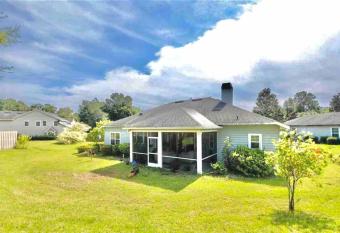 Gorgeous 4BR Home - University of Florida, Springs, Sleeps 15 has Balcony rooms