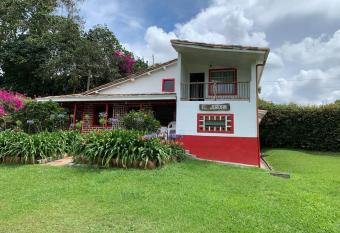 Caba  a familiar de descanso. Guarne, Antioquia. has Balcony rooms