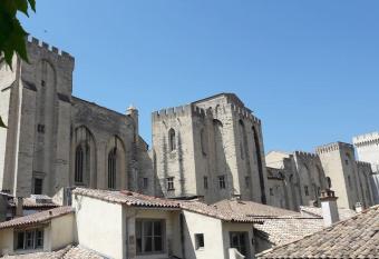 R  NOV  , vue SUR Palais des Papes, terrasse et WIFI TROISIEME ETAGE has Balcony rooms
